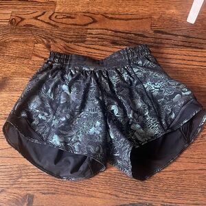 Lululemon Hotty Hot Low-Rise Lined Short 4" Logo
Flourish Black Iridescent Foil